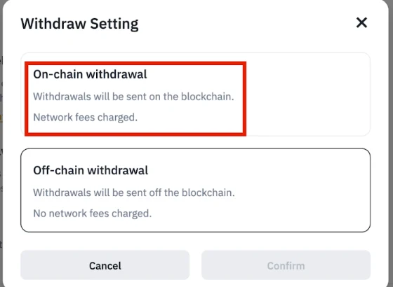 Binance qoʻllanmasidagi Withdraw Setting oynasi: yuqorida On-chain withdrawal varianti Network fees charged izohi bilan qizil ramkada, pastda Off-chain withdrawal varianti No network fees charged izohi bilan